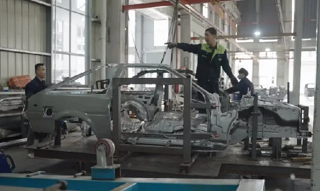 Kabar Baik Buat Pecinta Restorasi! China Kini Produksi Bodi Mobil Klasik Baru Seperti Aslinya