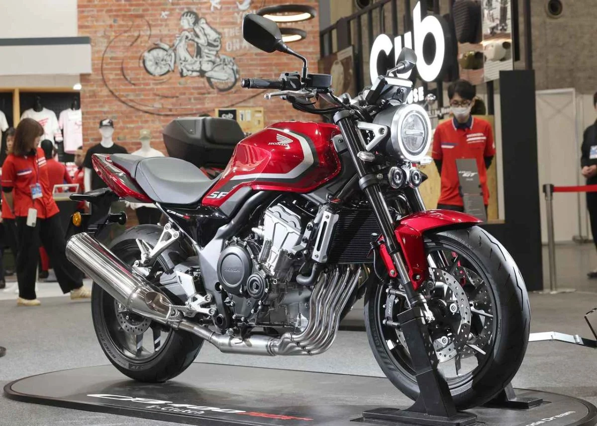 Honda CB400 Super Four E-Clutch Meluncur, Legenda 4 Silinder Yang Terlahir Kembali