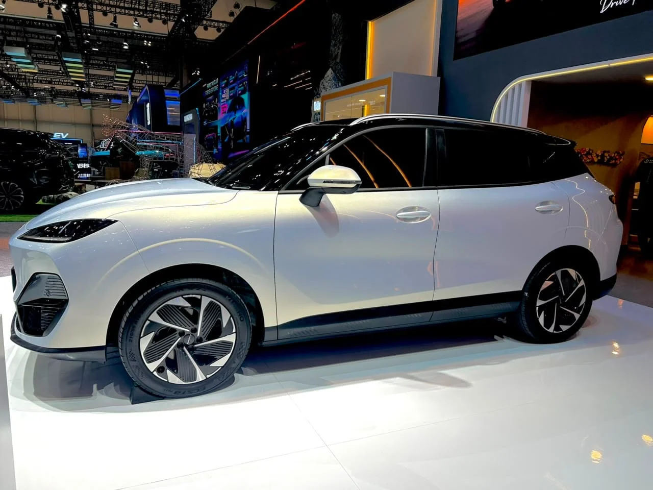 LEPAS E4 Pendatang Baru EV Tawarkan 637 km, Harga Rp339 Juta Selama GIIAS 2026