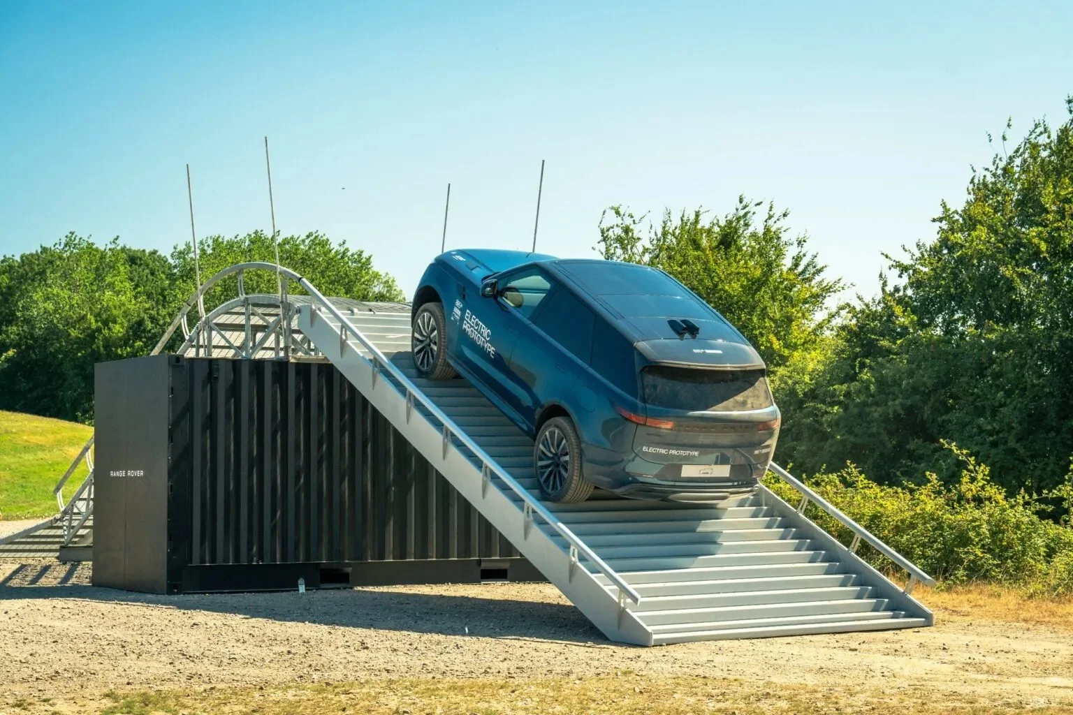 Range Rover Sport Kini Hadir Dalam Versi EV, Apa Bedanya?