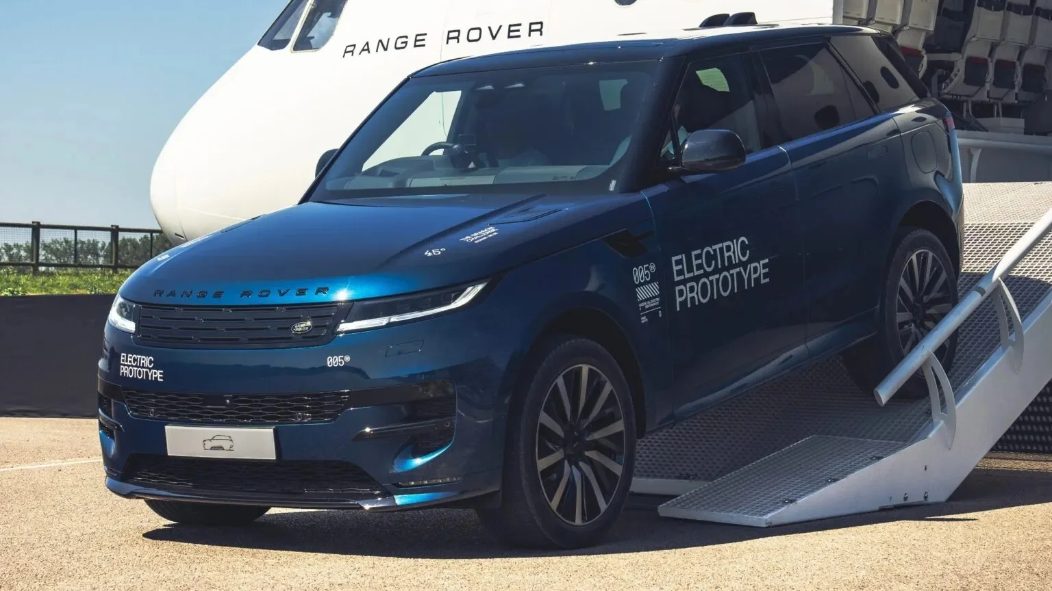 Range Rover Sport Kini Hadir Dalam Versi EV, Apa Bedanya?